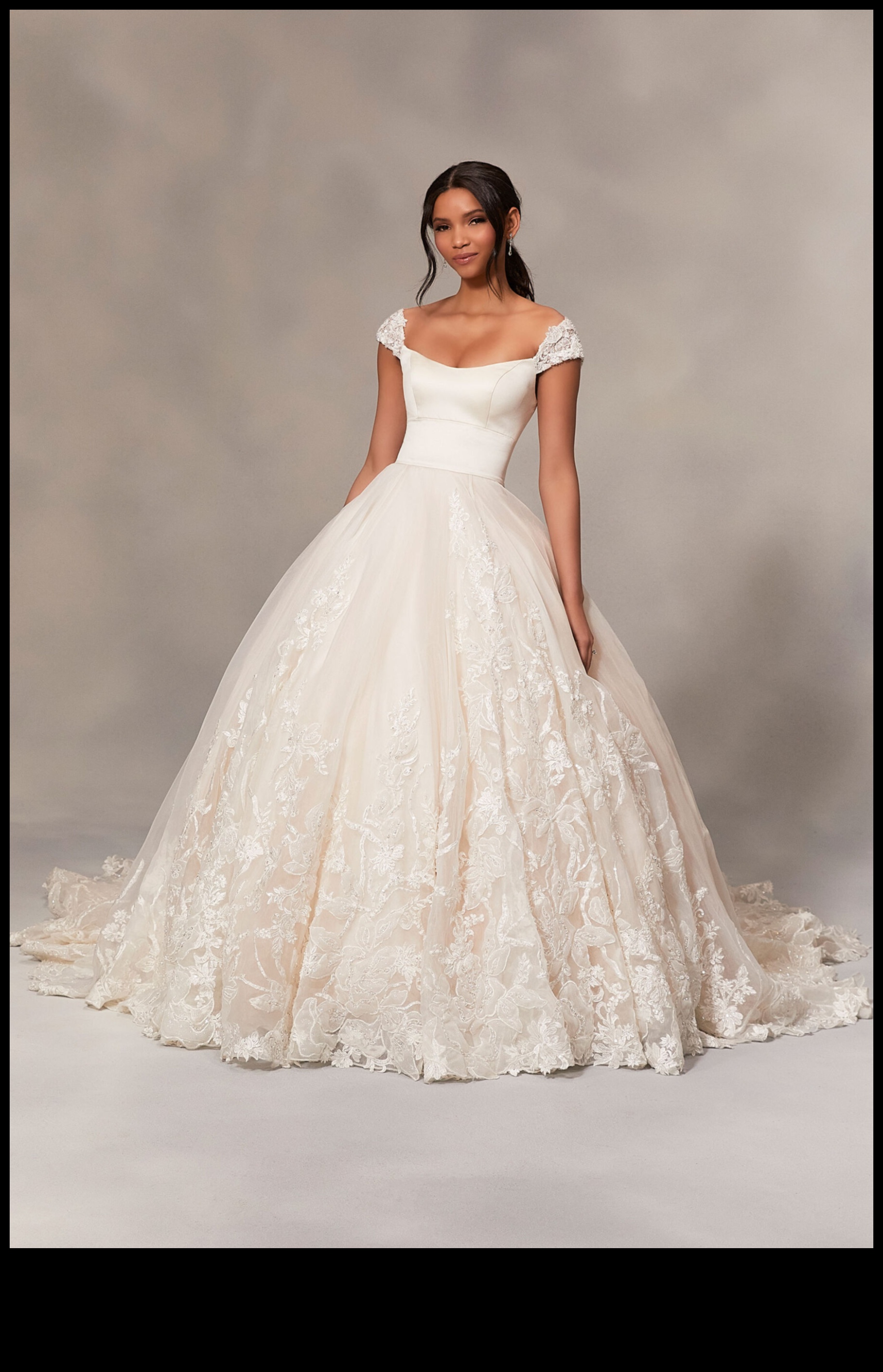 Νυφικά επώνυμων σχεδιαστών που θα σας κόψουν την ανάσα 3 Elegance Defined: Designer Wedding Dress Wonders