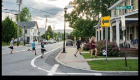 Οι Pioneers του πεζοδρομίου κατασκευάζουν την ταξίδι σας με τα δάχτυλα ποδιών μέσα σε στην πόλη 1 Pavement Pioneers: Crafting Your Walking Adventure